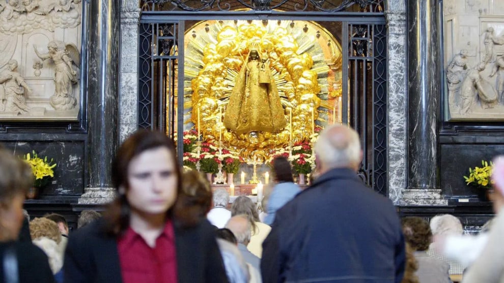 Einsiedeln: Afghane schändet Madonna und krönt sich selbst